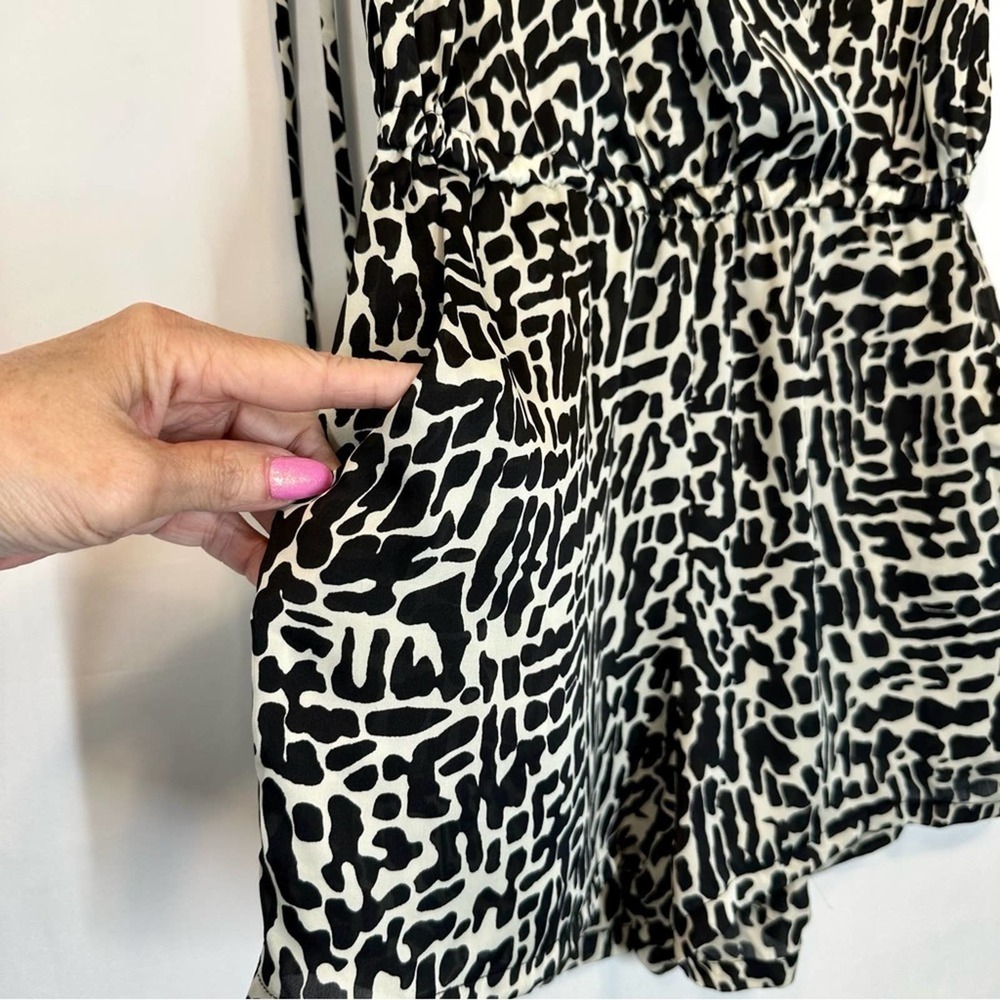imaginary voyage Black & White V-neck Romper - Size Medium - Picture 3 of 7
